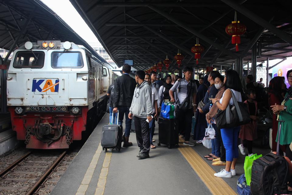Penumpang menunggu kedatangan kereta api di Stasiun Surabaya Gubeng, Surabaya, Jawa Timur, Kamis (8/2/2024). PT Kereta Api Indonesia (Persero) Daop 8 Surabaya mencatat sebanyak 21.306 penumpang berangkat dari stasiun-stasiun di wilayah kerjanya sedangkan 