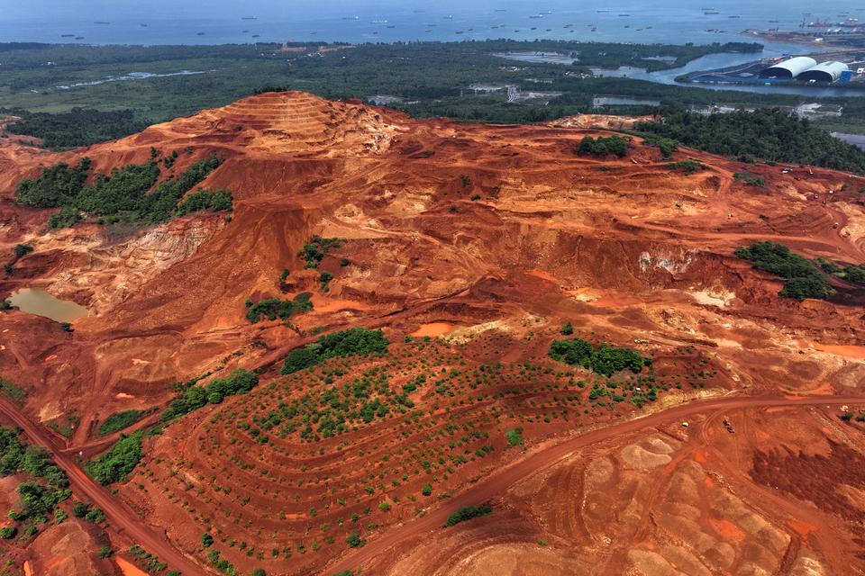 PT Aneka Tambang Tbk (Antam) membentuk perusahaan patungan, menggandeng BUMD untuk pengembangan tambang nikel di Blok Pongkeru, Luwu Timur,Sulawesi Selatan.