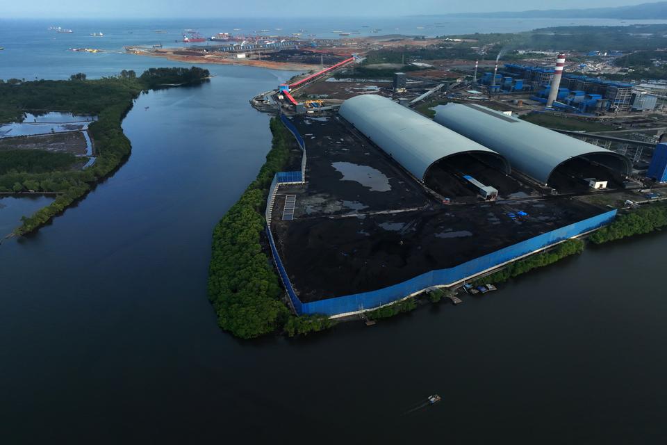 Foto udara aktivitas smelter nikel di kawasan industri milik PT PT Obsidian Stainless Steel (OSS) di Kecamatan Morosi, Konawe, Sulawesi Tenggara. Smelter nikel milik PT OSS itu mengadopsi teknologi Rotary Kiln Electric Furnace (RKEF) untuk memproses nikel