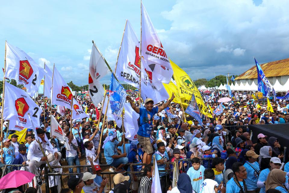 Sejumlah simpatisan capres-cawapres nomor urut 2 Prabowo-Gibran mengikuti kampanye bertajuk Menjemput Kemenangan di Banyuwangi, Jawa Timur, Sabtu (10/2/2024). 