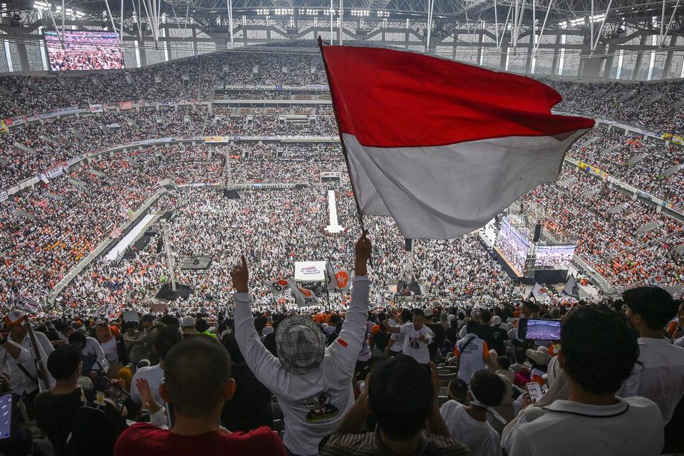 Seorang simpatisan mengibarkan bendera Merah Putih dalam kampanye akbar capres-cawapres nomor urut 1 Anies Baswedan dan Muhaimin Iskandar di Jakarta International Stadium (JIS), Jakarta, Sabtu (10/2/2024). 