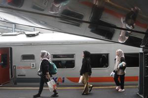 Arus penumpang saat liburan di Stasiun Malang
