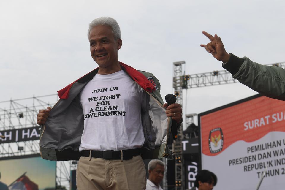 Calon presiden nomor urut 3 Ganjar Pranowo membuka jaketnya saat kampanye akbar Ganjar-Mahfud di Semarang, Jawa Tengah, Sabtu (10/2/2024). 