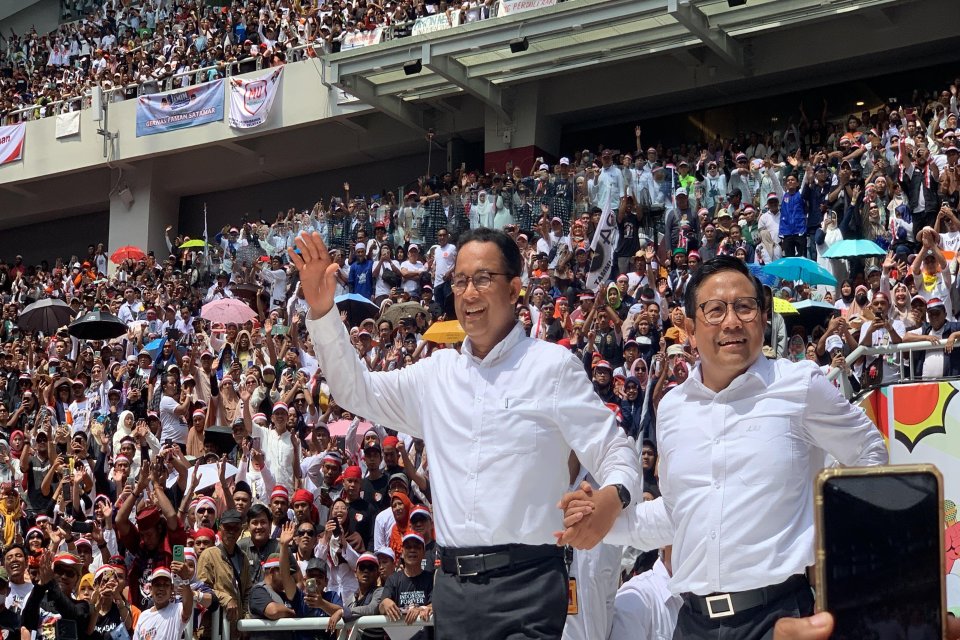 Pasangan calon presiden dan calon wakil presiden nomor urut 1, Anies Baswedan-Muhaimin Iskandar (AMIN) bergandengan tangan memasuki Jakarta International Stadium (JIS), dalam kampanye akbar, Sabtu (10/2).