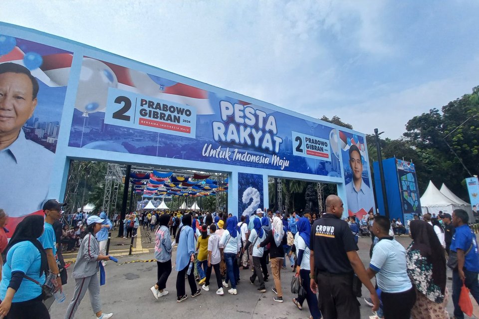 Para pendukung pasangan calon presiden dan wakil presiden nomor urut 2 Prabowo Subianto-Gibran Rakabuming Raka terlihat mulai memadati kawasan Gelora Bung Karno (GBK) yang akan menjadi lokasi kampanye akbar paslon tersebut, pada Sabtu (10/2).