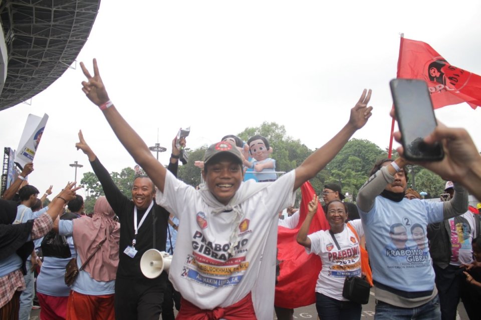 Para pendukung paslon nomor urut 2 Prabowo Subianto-Gibran Rakabuming Raka (Prabowo-Gibran) mengacungkan dua jari, simbol capres dan cawapres pilihan mereka di Gelora Bung Karno (GBK), Jakarta, pada Sabtu (10/2). 