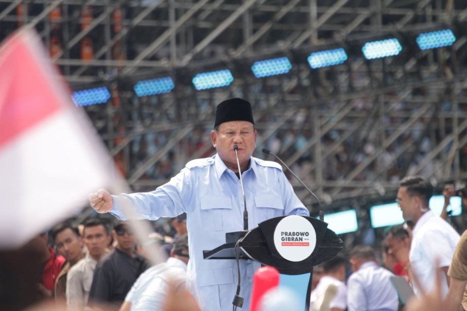 Calon presiden nomor urut 2 Prabowo Subianto menyampaikan orasinya di hadapan para pendukungnya di kampanye akbar yang berlangsung di Gelora Bung Karno (GBK), Senayan, Jakarta, pada Sabtu (10/2).