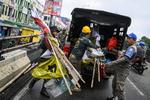 Penertiban bendera parpol di jalan layang