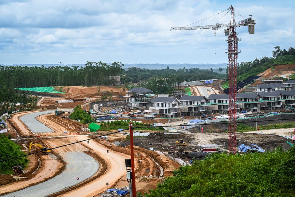Suasana pembangunan di Kawasan Inti Pusat Pemerintahan (KIPP) Ibu Kota Nusantara (IKN), Kabupaten Penajam Paser Utara, Kalimantan Timur, Senin (12/2/2024). Otorita Ibu Kota Nusantara (OIKN) melaporkan realisasi investasi untuk pembangunan Kota Nusantara s