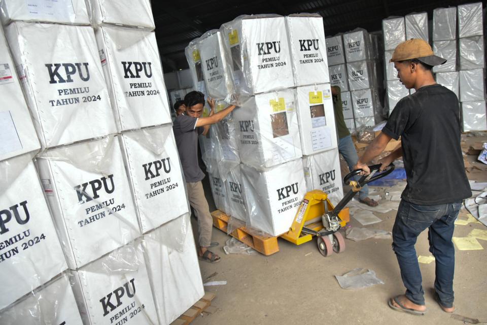 Pekerja mengangkut kotak suara di gudang KPU Kota Medan, Sumatera Utara, Senin (12/2/2024). 