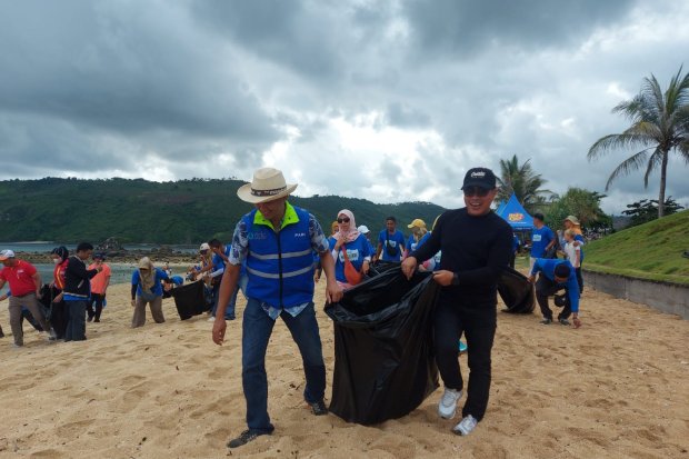 ITDC gelar kegiatan penghijauan dan bersih-bersih pantai.