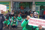 Pengemudi ojol demo di depan kantor Grab di Bandung pada 22 Januari 2024