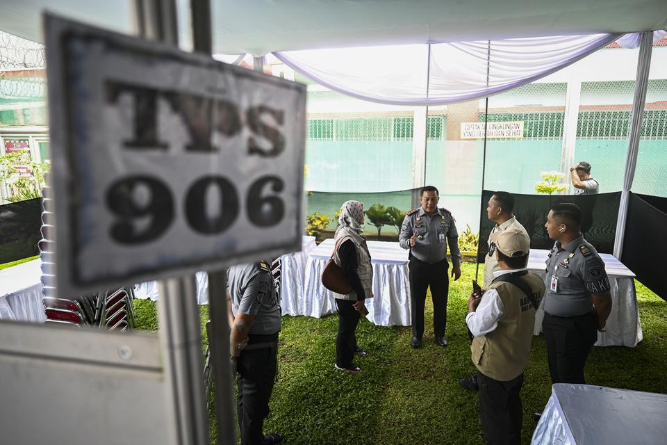 Kepala Rutan Kelas 1 Salemba Fauzi Harahap (tengah) memberikan penjelasan mengenai persiapan TPS lokasi khusus kepada petugas Bawaslu DKI Jakarta di Rutan Salemba, Jakarta, Selasa (13/2/2024).