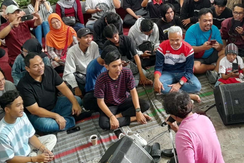 Ganjar Pranowo menyaksikan penampilan Slank, Selasa (13/4)
