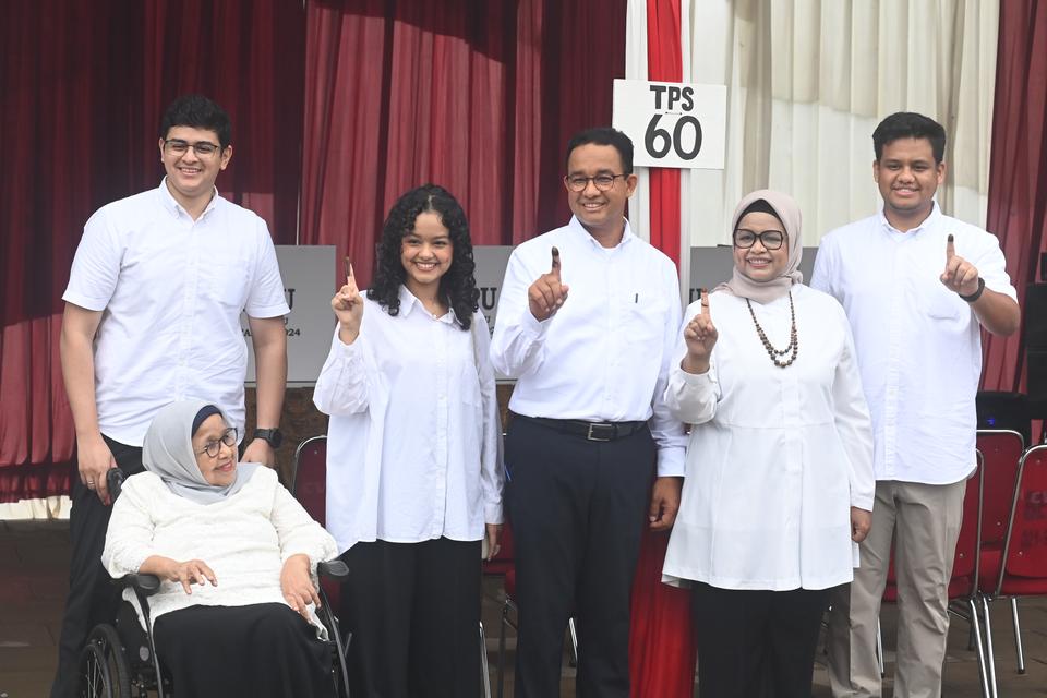 Capres nomor urut 1 Anies Baswedan (ketiga kanan) bersama istrinya Fery Farhati (kedua kanan) dan keluarga menunjukkan jari yang telah dicelup tinta usai melakukan pencoblosan Pemilu 2024 di TPS 60, Lebak Bulus, Jakarta, Rabu (14/2/2024). 