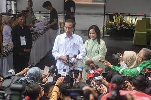 Presiden Jokowi dan Ibu Negara Iriana gunakan hak suaranya