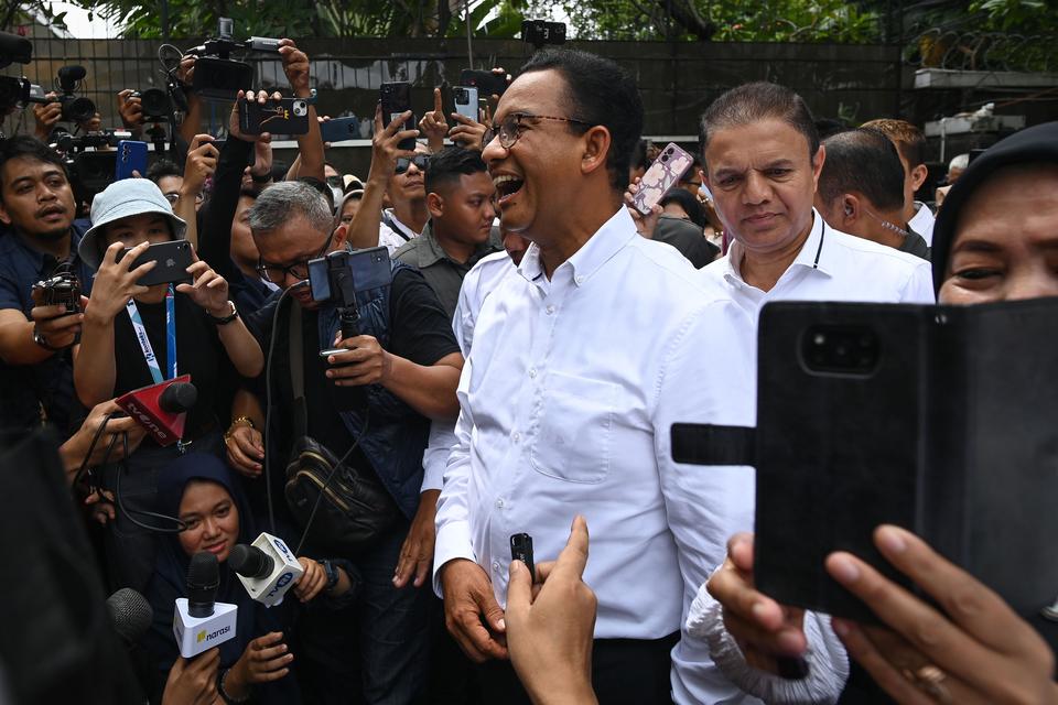 Calon presiden nomor urut 1 Anies Baswedan (tengah) menyampaikan keterangan kepada wartawan di posko pemenangan di Jalan Diponegoro, Menteng, Jakarta, Rabu (14/2/2024). 