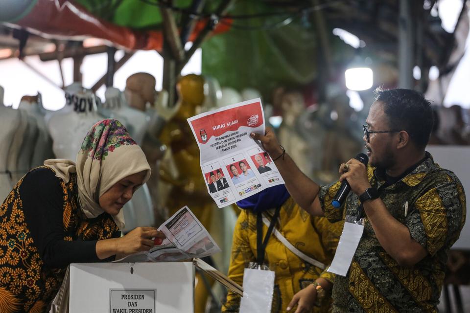 Petugas KPPS menunjukkan surat suara pemilihan calon Presiden dan Wakil Presiden saat penghitungan suara pilpres pada Pemilu 2024 di TPS 36 Kebon Kacang, Jakarta, Rabu (14/2/2024). Perolehan suara Pilpres 2024 di TPS tersebut dimenangkan pasangan nomor ur