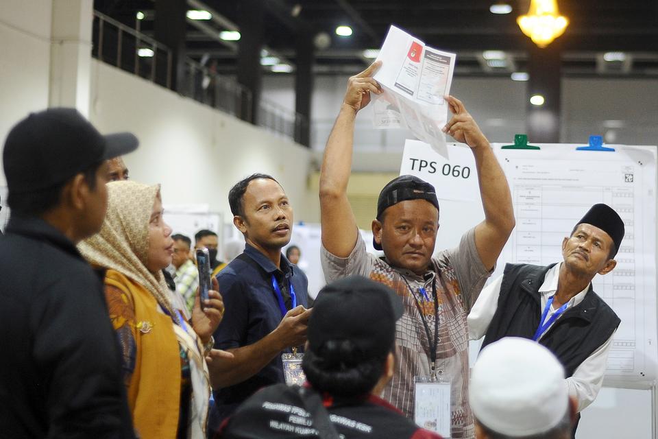 Sejumlah petugas Kelompok Penyelenggara Pemungutan Suara (KPPS) melakukan penghitungan surat suara Pemilihan Umum (Pemilu 2024) di Pusat Dagangan Dunia Kuala Lumpur (WTC), Kuala Lumpur, Malaysia, Rabu (14/2/2024). Ada sekitar 223 TPS dan 136 Kotak Suara K