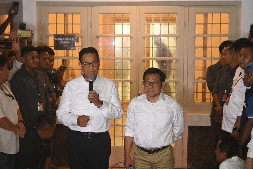 Pasangan nomor urut 1 Anies Baswedan dan Muhaimin Iskandar memberikan keterangan pers di posko pemenangan, Menteng, Jakarta, Rabu (14/2/2024). 