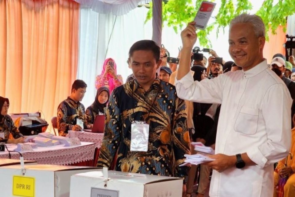 Calon presiden, Ganjar Pranowo, menunjukkan surat suara saat mencoblos di TPS 11 Kelurahan Lempongsari, Semarang, Jawa Tengah, Rabu (14/2/2024). 