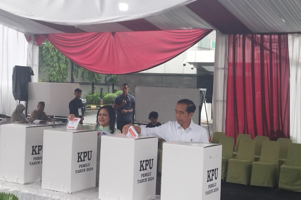 Presiden Republik Indonesia, Joko Widodo, beserta Ibu Negara Iriana Joko Widodo, memasukkan surat suara di TPS 10 Gambir, Jakarta Pusat, Rabu (14/2).