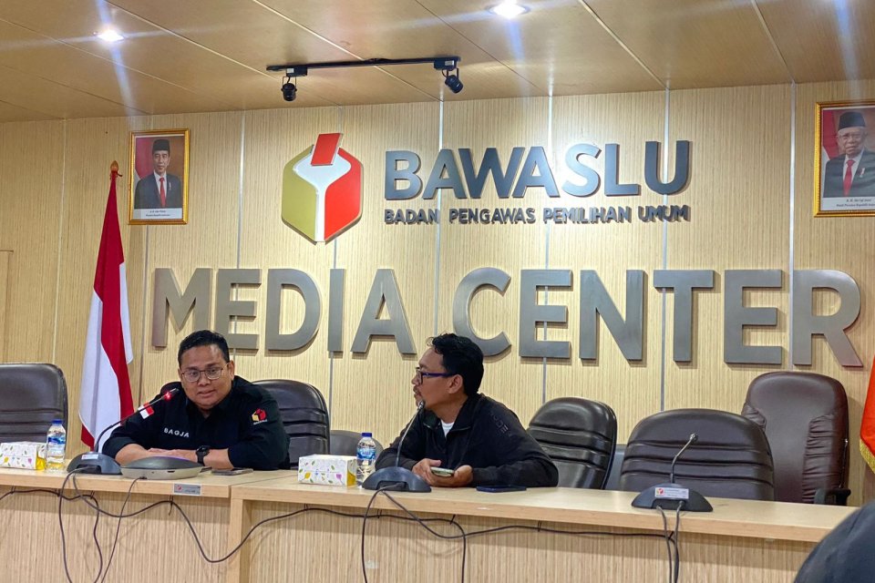 Ketua Badan Pengawas Pemilihan Umum (Bawaslu) Rachmat Bagdja menyatakan akan dilakukan pemungutan suara ulang di 108 TPS yang terkena banjir di Kabupaten Demak, Jawa Tengah.