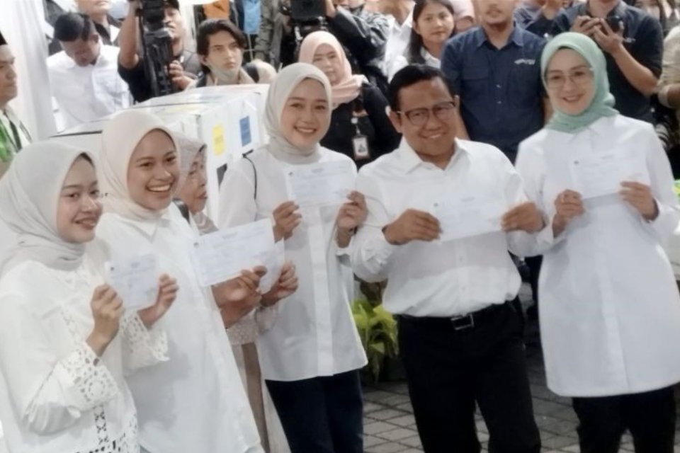 alon wakil presiden nomor urut 1 Muhaimin Iskandar bersama keluarganya hadir di TPS 23 Kelurahan Bangka, Jakarta, Rabu (14/2/2024). 