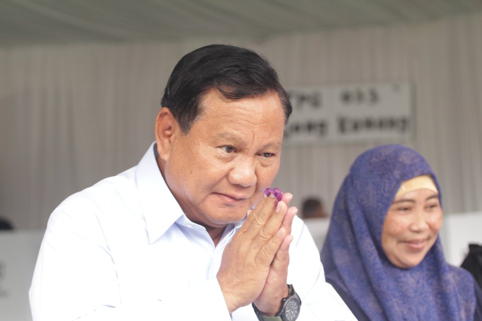 Calon presiden nomor urut 2, Prabowo Subianto, memberikan salam usai memilih di Tempat Pemungutan Suara (TPS) Bojong Koneng, Bogor, Jawa Barat, pada Rabu (14/2).
