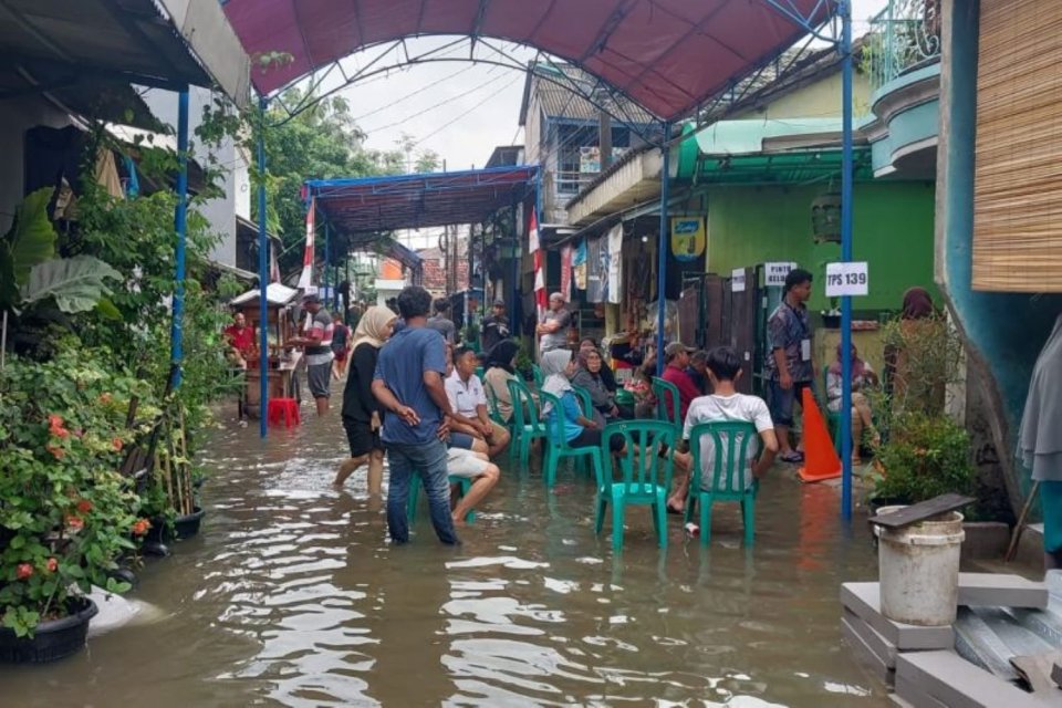 Pemungutan suara tetap berlangsung di TPS 139, Rawa Buaya, Cengkareng, Jakarta Barat yang terendam banjir, Rabu (14/2/2024).