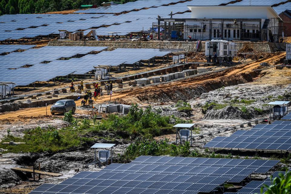 Pekerja menyelesaikan pembangunan Pembangkit Listrik Tenaga Surya (PLTS) untuk Ibu Kota Negara (IKN) Nusantara di Penajam Paser Utara, Kalimantan Timur, Kamis (15/2/2024). Pembangunan PLTS tersebut untuk fase pertama sebesar 10 megawatt (MW) dari total ka