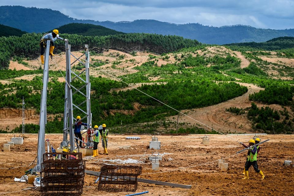 Pekerja menyelesaikan pembangunan Pembangkit Listrik Tenaga Surya (PLTS) untuk Ibu Kota Negara (IKN) Nusantara di Penajam Paser Utara, Kalimantan Timur, Kamis (15/2/2024). 