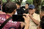 Prabowo ziarah ke Taman Pemakaman Umum (TPU) Tanah Kusir, Jakarta, Kamis (15/2). 