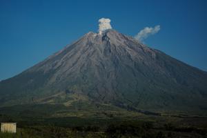 Aktivitas vulkanis Gunung Semeru