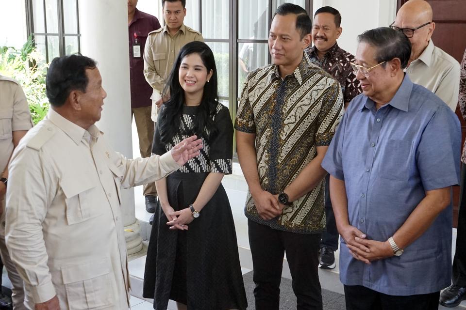 Capres nomor urut 2 Prabowo Subianto (kanan) disambut mantan Presiden Susilo Bambang Yudhoyono (kiri) dan Ketua Umum Partai Demokrat Agus Harimurti Yudhoyono (kedua kiri) setibanya di Museum dan Galeri SBY-ANI di Pacitan, Jawa Timur, Sabtu (17/2/2024). 