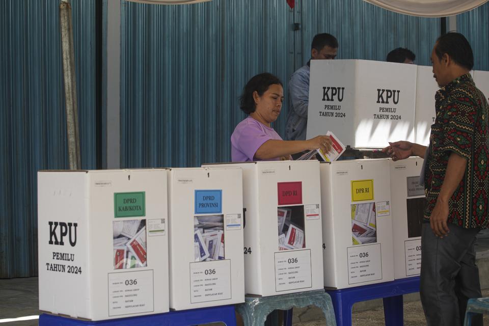 Warga memasukkan surat suara ke dalam kotak suara usai menggunakan hak pilihnya pada pemungutan suara ulang Pemilihan Umum 2024 di TPS 36 Sei Lekop, Batam, Kepulauan Riau, Minggu (18/2/2024). 