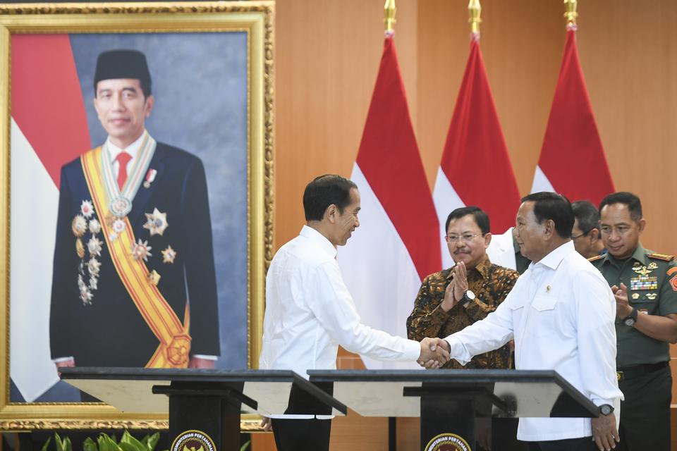 Presiden Joko Widodo (kiri) berjabat tangan dengan Menteri Pertahanan Prabowo Subianto (kanan) saat meresmikan Rumah Sakit Pusat Pertahanan Negara (RSPPN) Panglima Besar Soedirman di Jakarta, Senin (19/2/2024).