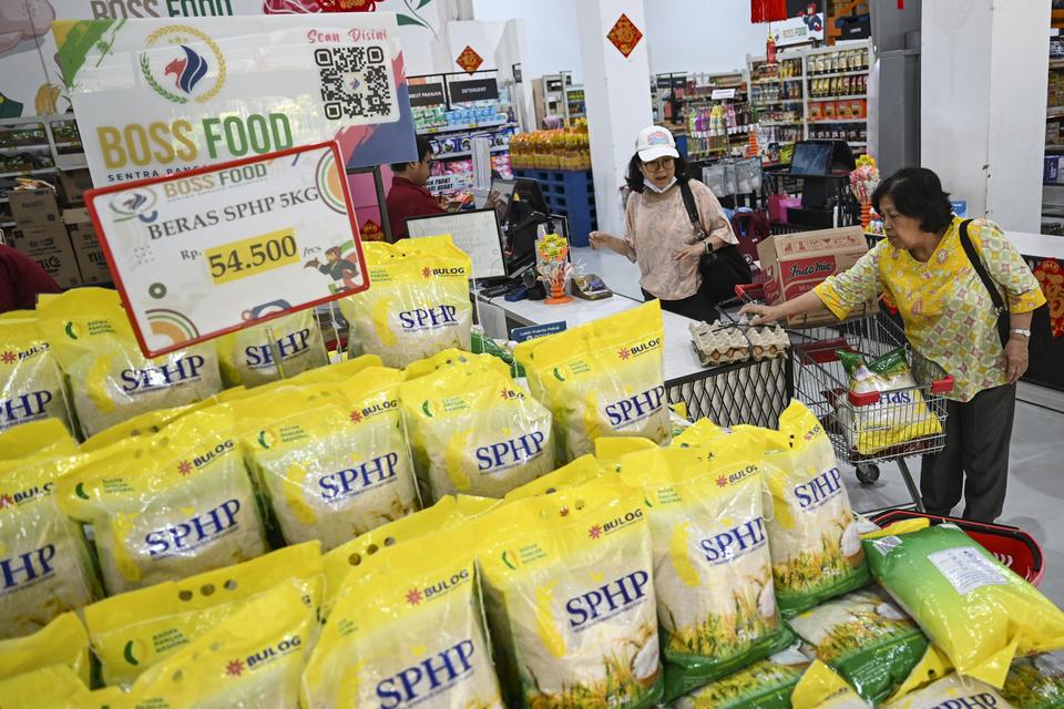 Pengunjung membeli beras program Stabilisasi Harga dan Pasokan Pangan (SPHP) di salah satu pusat perbelanjaan di Jakarta, Senin (19/2/2024). Kemendag meminta kepada Perum Bulog agar pengiriman beras pemerintah ke ritel modern yang digelontorkan lewat prog