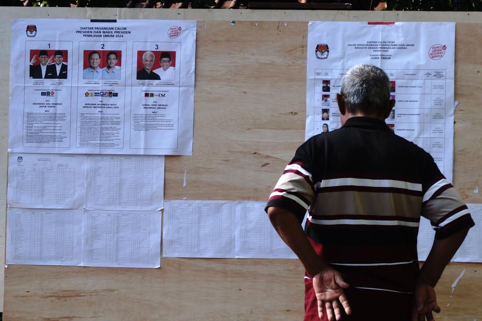 Seorang warga melihat daftar calon anggota Dewan Perwakilan Daerah (DPD) RI saat pemungutan suara ulang Pemilu 2024 di TPS 006 Desa Losari, Kecamatan Ploso, Kabupaten Jombang, Jawa Timur, Selasa (20/2/2024). 