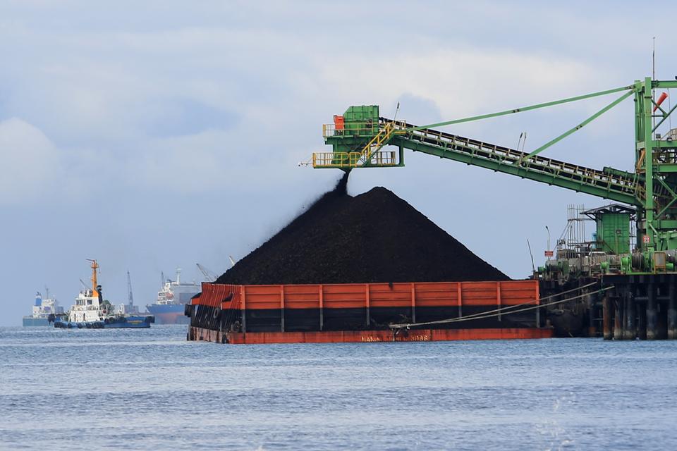 Aktivitas bongkar muat batu bara di pantai Desa Peunaga Cut Ujong, Meureubo, Aceh Barat, Aceh, Selasa (20/2/2024). Badan Pusat Statistik (BPS) mencatat nilai ekspor batu bara pada Januari 2024 sebesar 2,41 miliar dolar AS atau mengalami penurunan dibandin