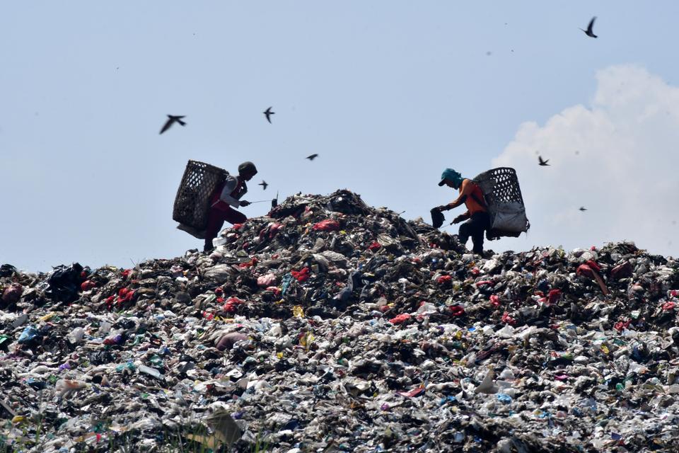 Pemulung memilah sampah di TPA Galuga, Kabupaten Bogor, Jawa Barat, Selasa (20/2/2024). Kementerian Lingkungan Hidup dan Kehutanan telah menetapkan target nasional pengurangan sampah sebanyak 30 persen dan penanganan sampah sebanyak 70 persen pada tahun 2