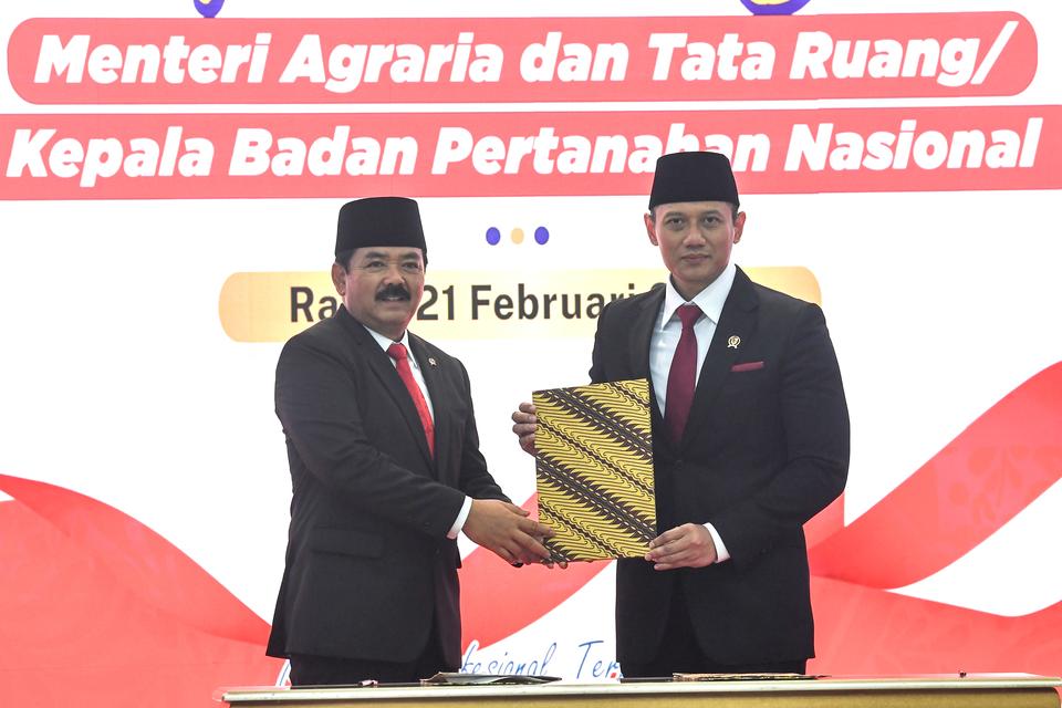 Menteri Agraria dan Tata Ruang (ATR/BPN) Agus Harimurti Yudhoyono (kanan) menerima berita acara dari Hadi Tjahjanto di Gedung Kementerian ATR/BPN, Jakarta, Rabu (21/2/2024).