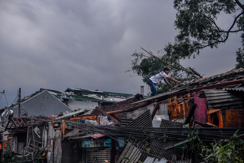 Badan Meteorologi, Klimatologi, dan Geofisika atau BMKG memperingatkan masyarakat agar mewaspadai potensi bencana angin puting beliung selama musim penghujan di sebagian besar wilayah Indonesia.