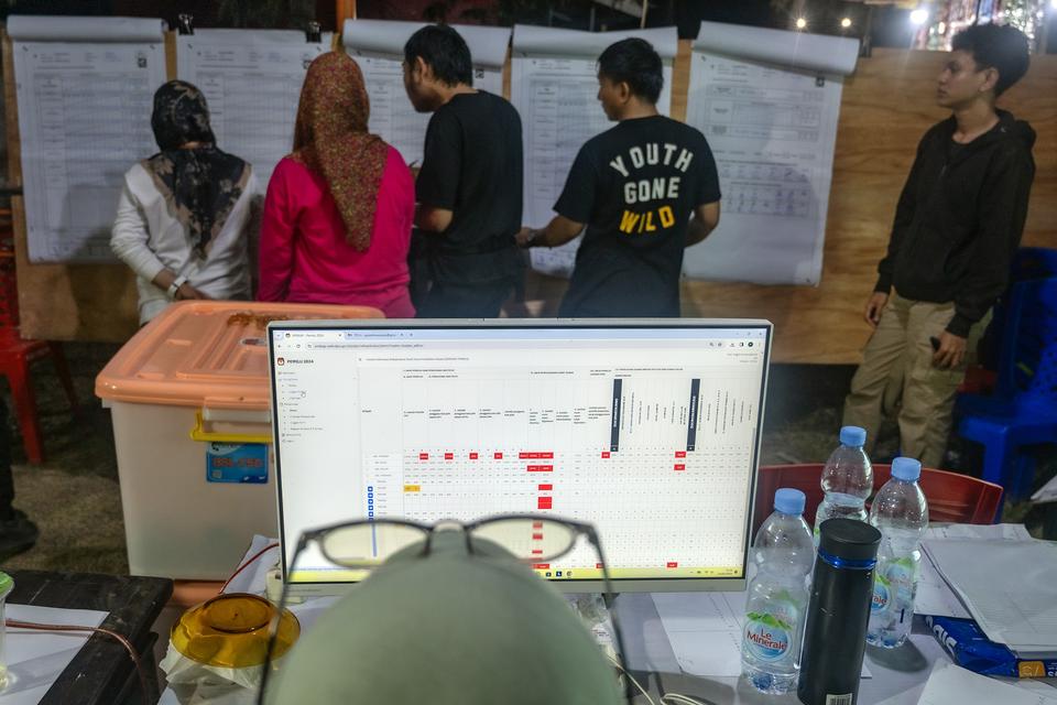 Petugas panitia pemilihan kecamatan (PPK) menginput data penghitungan perolehan suara Pemilu 2024 ke dalam aplikasi Sistem Informasi Rekapitulasi (Sirekap) di Sekretariat Panitia Pemilihan Kecamatan (PPK) Tatanga, Palu, Sulawesi Tengah, Rabu (21/2/2024). 