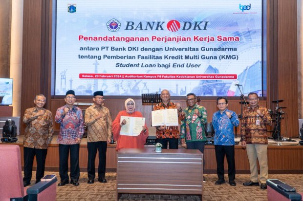 Penandatanganan perjanjian kerja sama antara Bank DKI dengan Universitas Gunadarma terkait student loan di Jakarta, Selasa (20/2).\