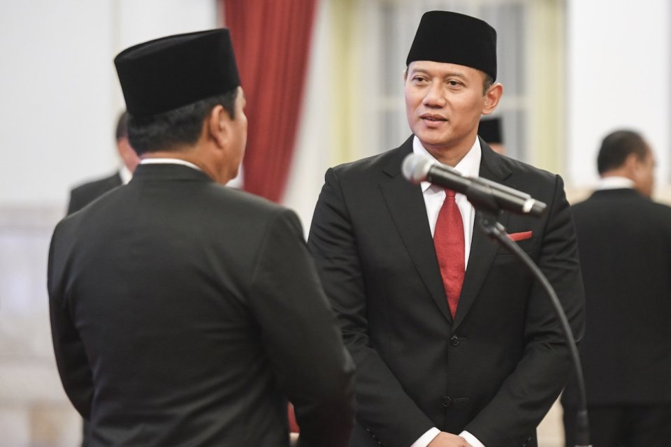 Ketua Umum Partai Demokrat Agus Harimurti Yudhoyono (kanan) berbincang dengen Menteri Agraria dan Tata Ruang/Kepala Badan Pertanahan Nasional (ATR/BPN) Hadi Tjahjanto (kiri) sebelum upacara pelantikan menteri oleh Presiden Joko Widodo di Istana Negara, Ja