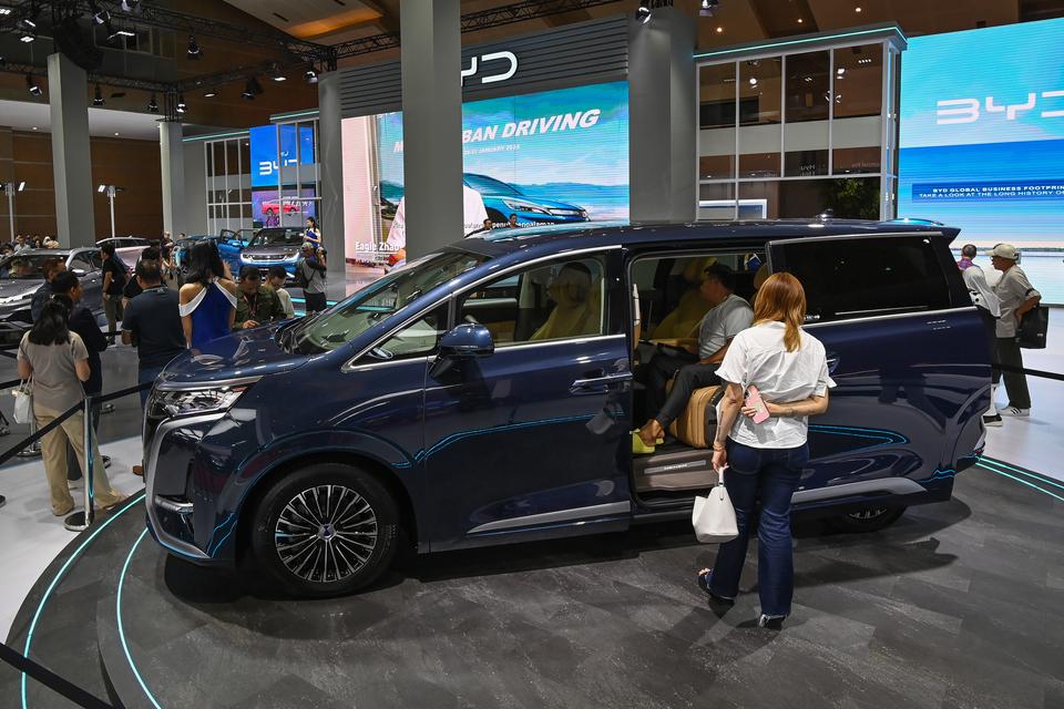 Pengunjung mengamati mobil listrik BYD Denza D9 yang dipamerkan dalam Indonesia International Motor Show (IIMS) 2024 di JIExpo Kemayoran, Jakarta, Kamis (22/2/2024). BYD yang merupakan produsen otomotif asal China tersebut masuk ke pasar Indonesia dengan 