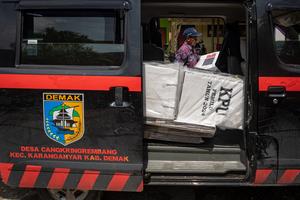 Distribusi logistik pemilu untuk pemungutan suara susulan di Demak