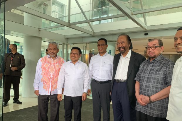 Ketum Nasdem Surya Paloh (ketiga dari kanan) usai pertemuan Koalisi Perubahan di Jakarta, Jumat (23/2). Foto: Amelia Yesidora