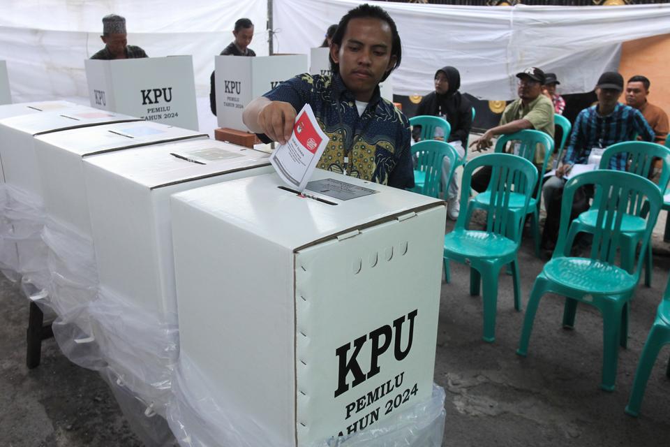 Warga menggunakan hak pilihnya saat Pemungutan Suara Ulang (PSU) di Tempat Pemungutan Suara (TPS) 27 Kelurahan Simolawang, Kecamatan Simokerto, Surabaya, Jawa Timur, Sabtu (24/2/2024). 
